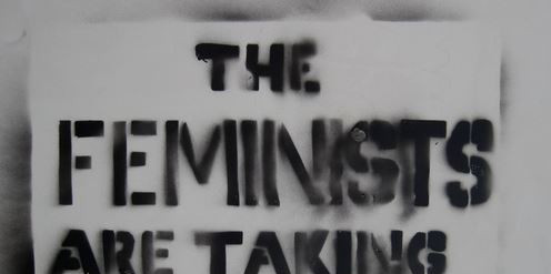 Ein gesprayter Schriftzug "The Feminists are taking over!"